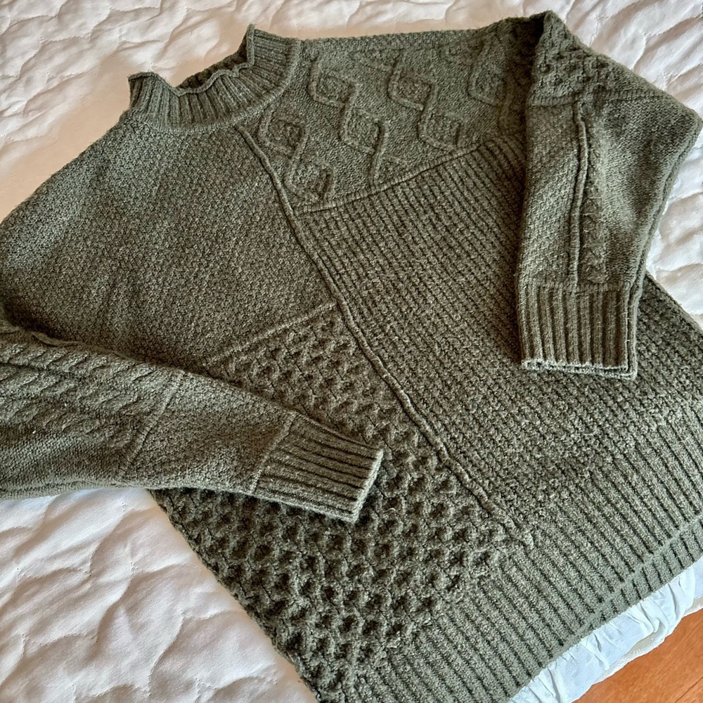 American Eagle Sweater